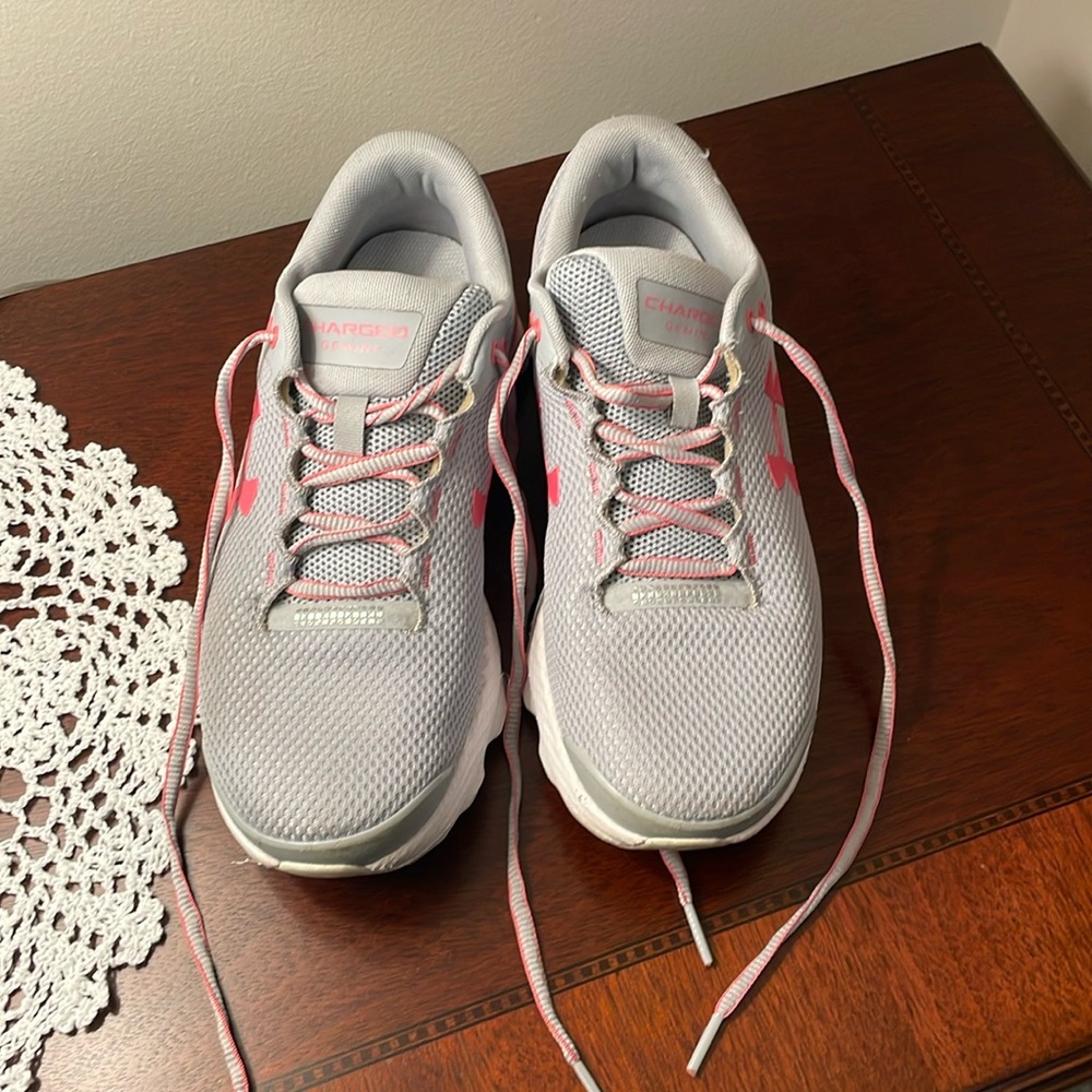 Under Armour Gemini 8.5 gently worn sneaker